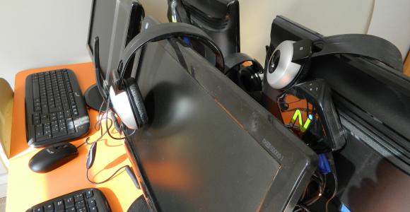 L300 tucked away behind the monitors